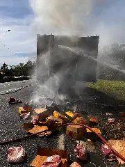 Carreta com carga de carne pega fogo na BR-101 - 4