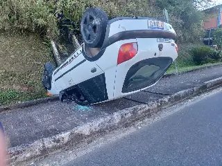 Capotamento deixa homem ferido em Guabiruba - 1