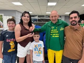 Luciano Hang entrega carro zero a cliente premiada em promoção - 1