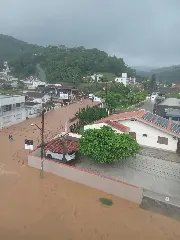 (VÍDEO) Temporal atinge Brusque e deixa ruas cobertas de água - 1