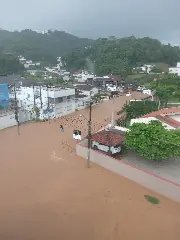(VÍDEO) Temporal atinge Brusque e deixa ruas cobertas de água - 2