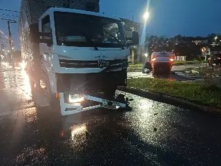 Carro capota após colisão com caminhão no Maluche - 3