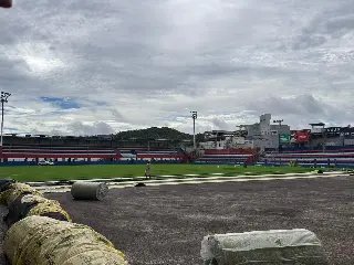 (VÍDEO) Obras do gramado sintético seguem em andamento no Augusto Bauer - 1