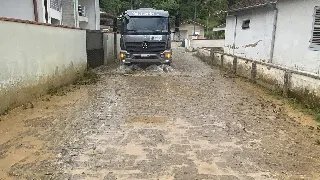 (VÍDEO) Prefeitura intensifica limpeza após alagamentos em Brusque - 4