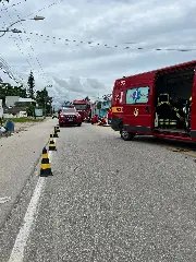 Dois ficam gravemente feridos após colisão entre carro e moto - 2