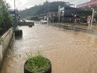 (VÍDEO) Menos de 24 horas após temporal, Primeiro de Maio volta a alagar - 3
