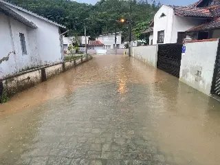 (VÍDEO) Menos de 24 horas após temporal, Primeiro de Maio volta a alagar - 1