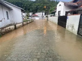 (VÍDEO) Menos de 24 horas após temporal, Primeiro de Maio volta a alagar - 5