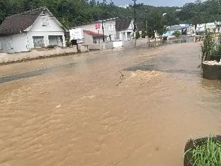 (VÍDEO) Menos de 24 horas após temporal, Primeiro de Maio volta a alagar - 4