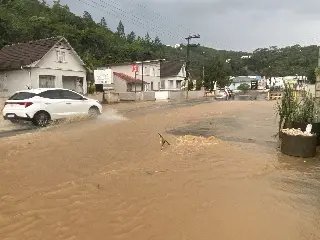 (VÍDEO) Menos de 24 horas após temporal, Primeiro de Maio volta a alagar - 2