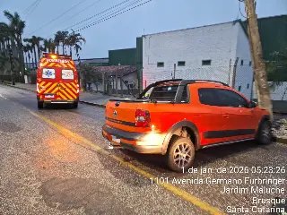 Bombeiros atualizam informações sobre carro que bateu no poste - 4