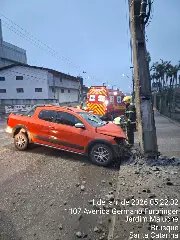 Bombeiros atualizam informações sobre carro que bateu no poste - 1