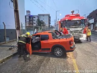 Bombeiros atualizam informações sobre carro que bateu no poste - 2