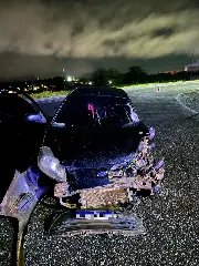 Carro bate em caminhão e ocupantes fogem do local - 1