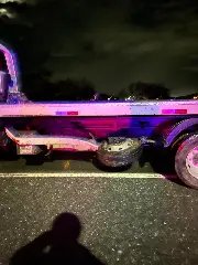 Carro bate em caminhão e ocupantes fogem do local - 2
