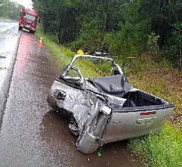 Colisão contra árvore termina com caminhonete destruída - 2