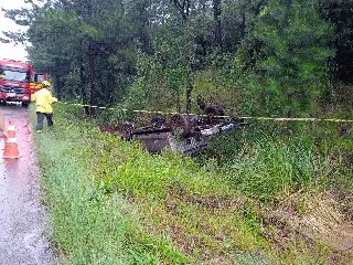 Colisão contra árvore termina com caminhonete destruída - 3