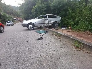Pai e criança ficam feridos após colisão frontal em Brusque - 4