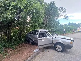 Pai e criança ficam feridos após colisão frontal em Brusque - 1