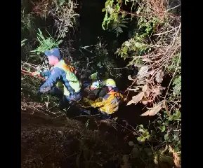 Caminhonete cai em ribanceira e deixa dois feridos em Brusque  - 1
