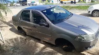 Após batida, carro tem rodas levadas por criminosos - 1