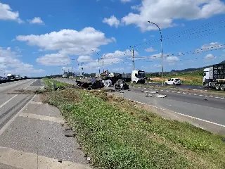 Carreta atinge quatro carros e bloqueia a BR-101 - 4