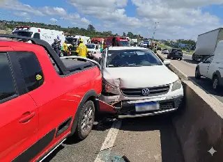 Carreta atinge quatro carros e bloqueia a BR-101 - 1