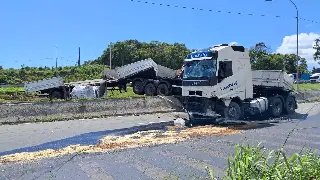 Carreta atinge quatro carros e bloqueia a BR-101 - 3