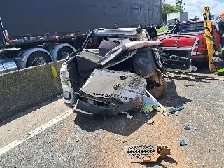 Carreta atinge quatro carros e bloqueia a BR-101 - 6