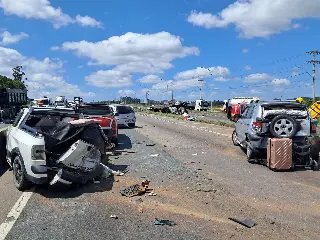 Carreta atinge quatro carros e bloqueia a BR-101 - 5