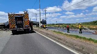 Carreta atinge quatro carros e bloqueia a BR-101 - 2