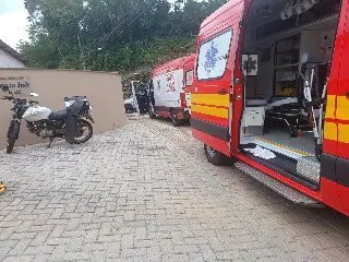 Motociclista bate contra muro e fica gravemente ferido em Brusque  - 1