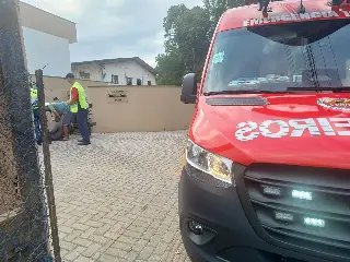 Motociclista bate contra muro e fica gravemente ferido em Brusque  - 4