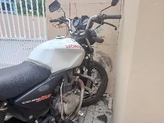 Motociclista bate contra muro e fica gravemente ferido em Brusque  - 2