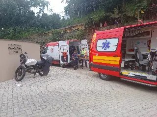 Motociclista bate contra muro e fica gravemente ferido em Brusque  - 5