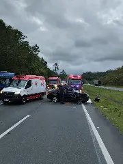 Acidente deixa crianças feridas e carro irreconhecível - 1