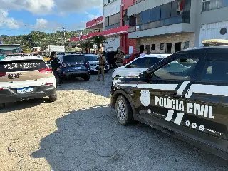 (VÍDEO) Trocas suspeitas em local movimentado acabam em confusão e prisão - 3