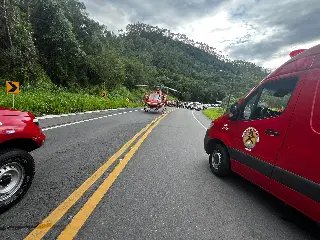 (VÍDEO) Tragédia na BR-470: colisão entre veículos e caminhão deixa um morto e feridos - 2