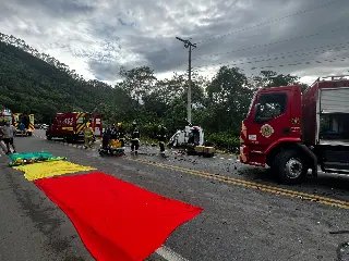 (VÍDEO) Tragédia na BR-470: colisão entre veículos e caminhão deixa um morto e feridos - 1