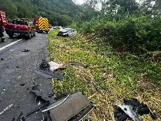 (VÍDEO) Tragédia na BR-470: colisão entre veículos e caminhão deixa um morto e feridos - 3