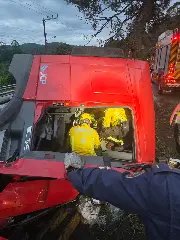 Colisão entre dois caminhões mata motorista na BR-282 - 3