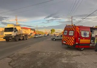 Mulher fica ferida após colisão entre moto e caminhonete - 1