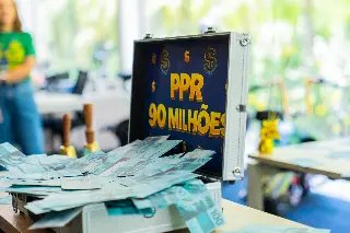 Colaboradores da Havan comemoram o pagamento de R$ 90 milhões do PPR - 2
