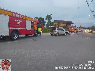 Colisão frontal entre carros deixa passageiro em estado grave - 1