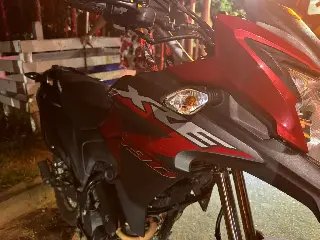 Carro invade preferencial, atinge motociclista e foge - 1