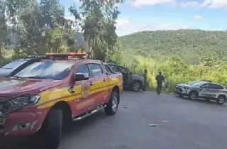 Viatura da PM cai em ribanceira e deixa dois policiais feridos  - 1