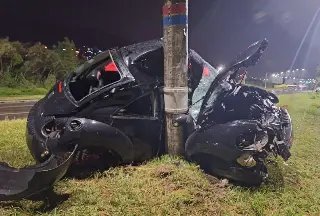 Motorista sai andando após colisão violenta de carro contra poste - 2