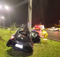 Motorista sai andando após colisão violenta de carro contra poste - 1