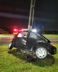 Motorista sai andando após colisão violenta de carro contra poste - 3