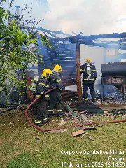 Incêndio atinge estrutura de madeira e causa destruição em Gaspar - 2